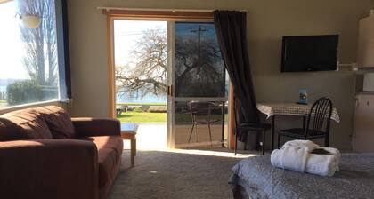 Jack & Di's Lakefront Motel