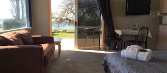 Jack & Di's Lakefront Motel