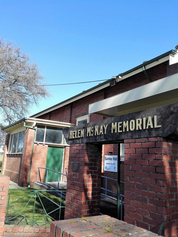 A brick building with a sign reading "Helen McKay Memorial". - Eureka Lodge Motel (Ballarat East)