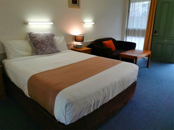 Queen Room | Desk, soundproofing, iron/ironing board, free WiFi - Eureka Lodge Motel (Ballarat East)