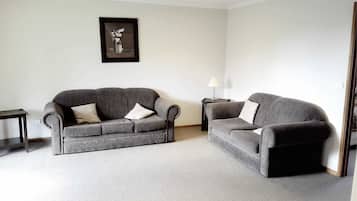 Luxury-Apartment, 2 Schlafzimmer, Nichtraucher, Küche (Apartment) | Wohnbereich | 40-Zoll-Smart-TV mit Digitalempfang, Fernseher, Netflix