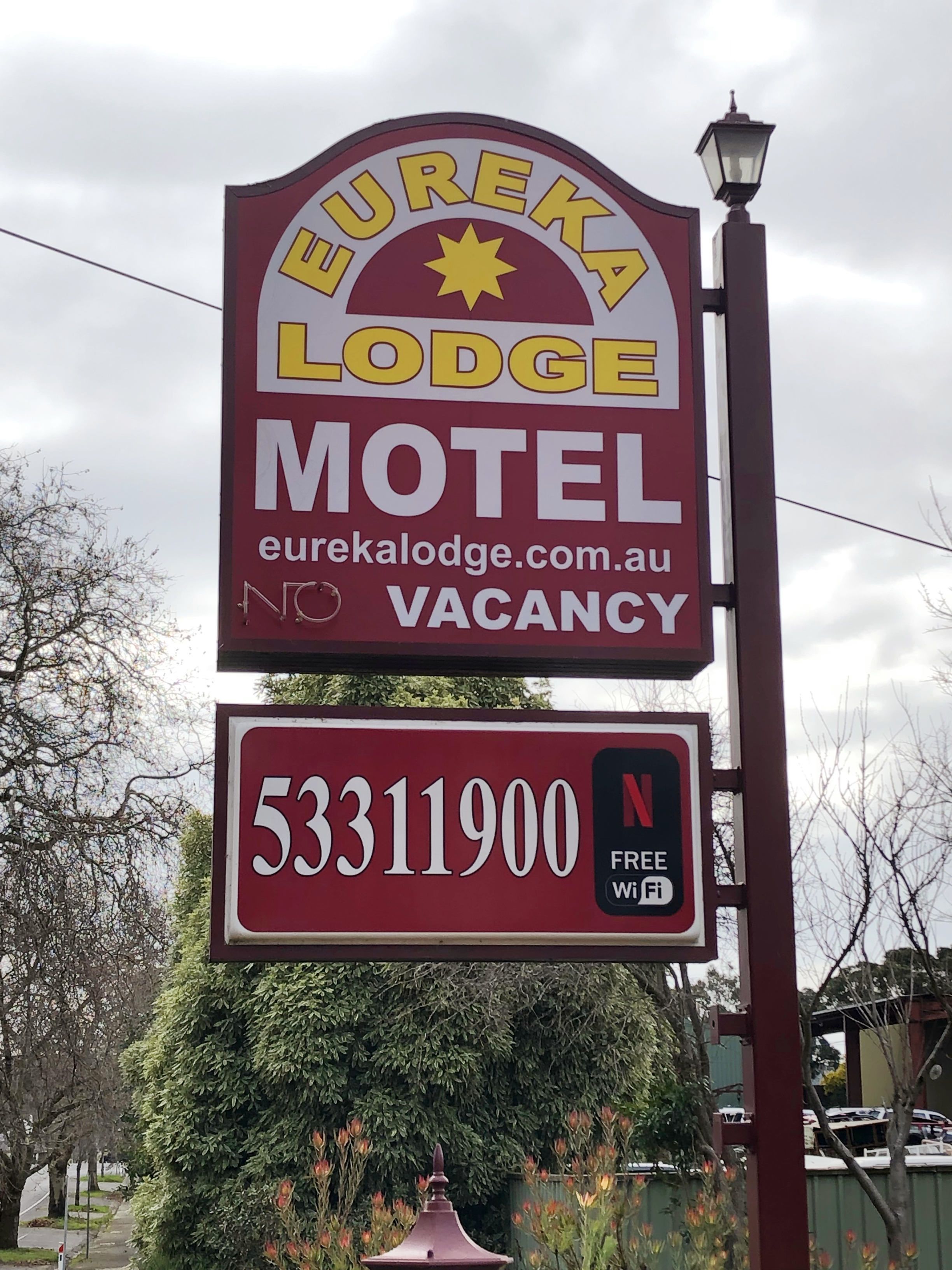 Señal del motel Eureka Lodge que indica 'No hay habitaciones disponibles' y un número de teléfono.