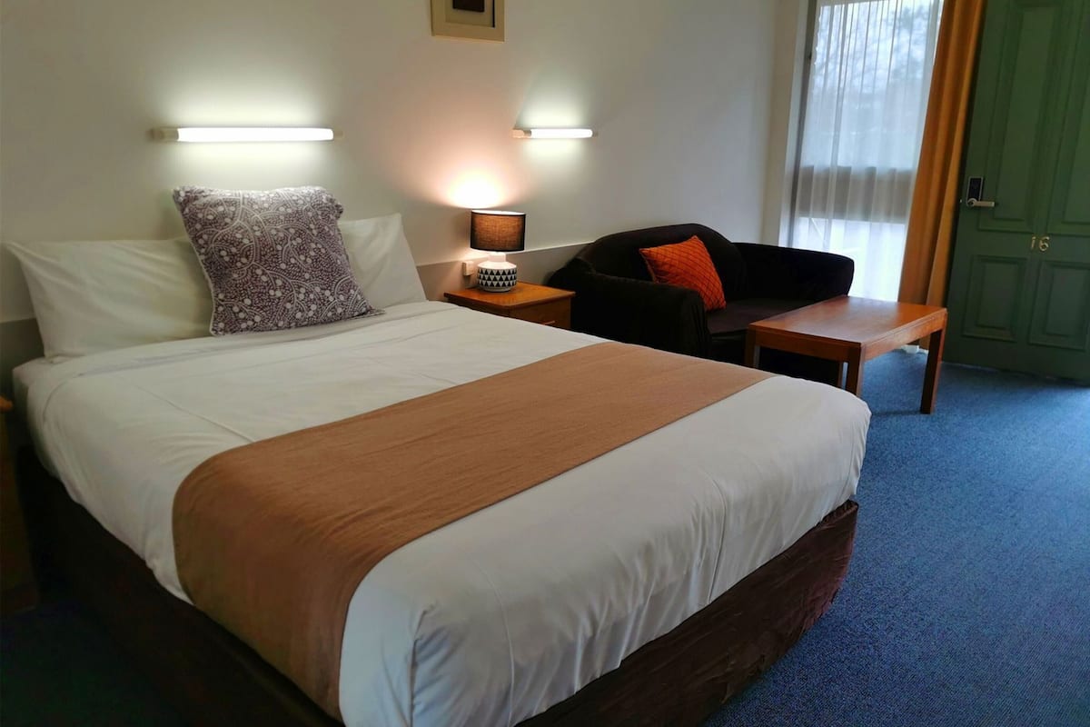 Desk, soundproofing, iron/ironing board, free WiFi
