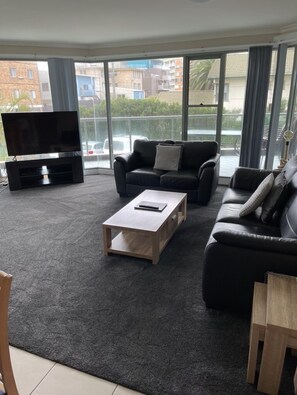 Decoración personalizada, wifi gratis y ropa de cama 