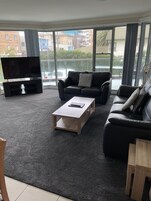 Decoración personalizada, wifi gratis y ropa de cama 