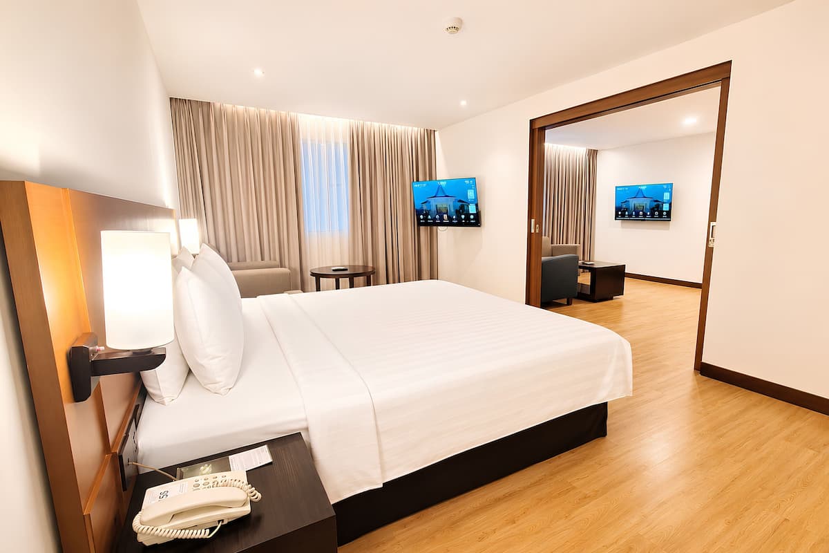 Executive Premier | Minibar, in-room safe, iron/ironing board (on request), WiFi (free)