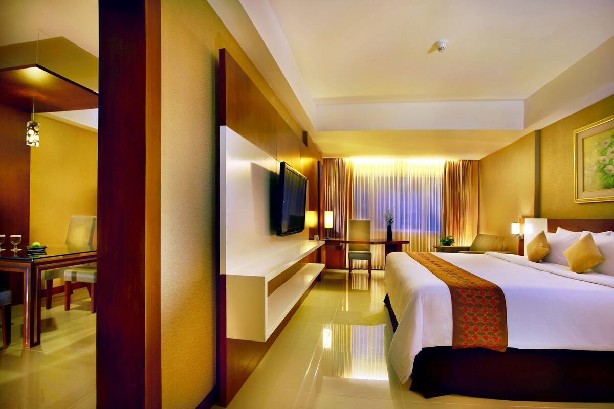 Minibar, in-room safe, iron/ironing board (on request), WiFi (free)