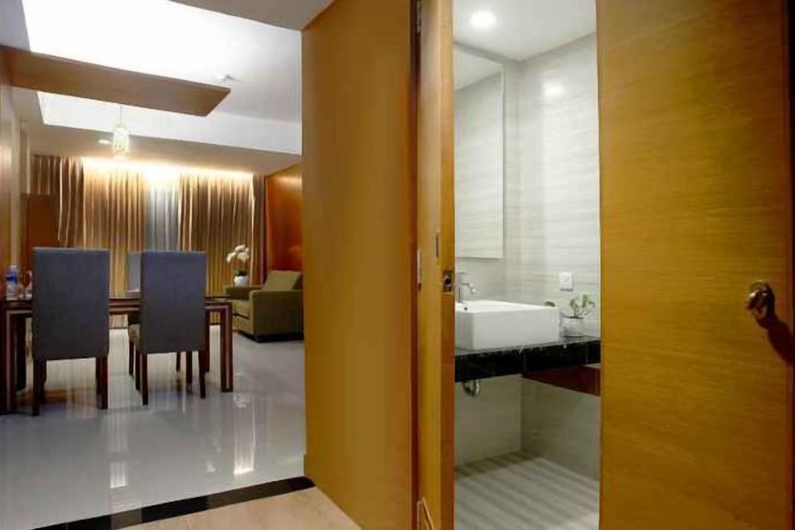 Bathroom | Shower, free toiletries, slippers, towels