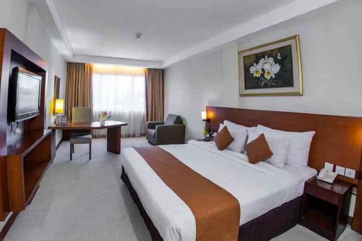 Minibar, in-room safe, desk, iron/ironing board