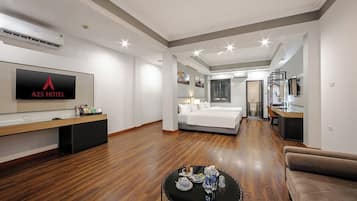 Quarto casal júnior, vista para a cidade | Frigobar, cofres nos quartos, cortinas blackout