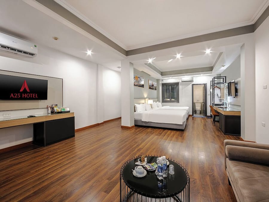 Family Suite Room | Minibar, safe på rommet, blendingsgardiner og strykejern/-brett