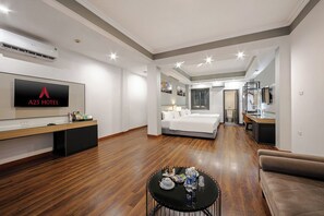 Dobbeltrom – junior, byutsikt | Minibar, safe på rommet, blendingsgardiner og strykejern/-brett