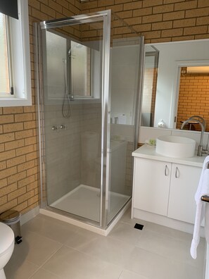 Standard-Studio, Nichtraucher (Queen Room) | Badezimmer | Kostenlose Toilettenartikel, Haartrockner, Handtücher