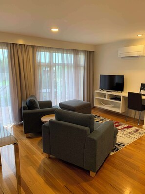Deluxe One Bedroom Apartment | Soundproofing, iron/ironing board, free WiFi, bed sheets - Port Campbell Parkview Motel & Apartments (Port Campbell)