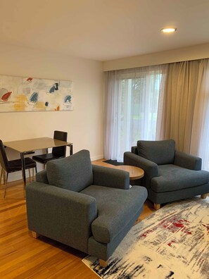 Leilighet – deluxe, 1 soverom, ikke-røyk, kjøkken (Apartment) | Lydisolert, strykejern/-brett, wi-fi (inkludert) og sengetøy