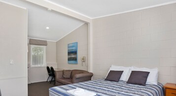 Standard Room, 1 Bedroom, Non Smoking | Living room | Flat-screen TV