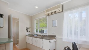 Standardværelse - 1 soveværelse - ikke-ryger - tekøkken | Privat tekøkken | Køleskab, mikrobølgeovn, kogeplade, kaffe-/temaskine