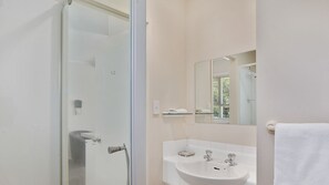 Standaard kamer, 1 slaapkamer, niet-roken, kitchenette | Badkamer | Een douche, gratis toiletartikelen, een haardroger, handdoeken