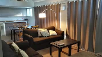 標準套房, 2 間臥室, 非吸煙房, 廚房 (Villa) | 起居區 | 32-吋電視,提供數位頻道