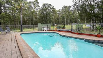 Piscina externa, espreguiçadeiras