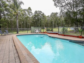 Piscina externa, espreguiçadeiras