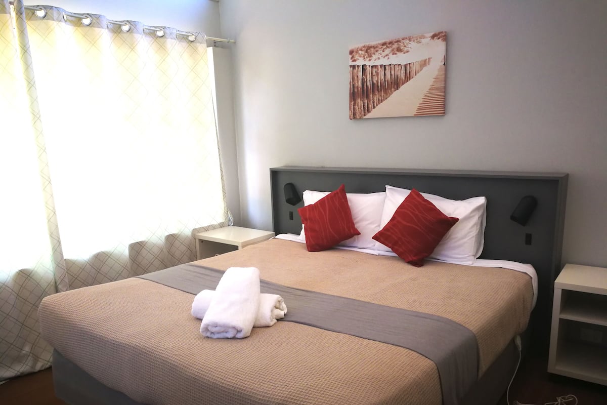 Standaard suite, 1 slaapkamer, keuken | Een bureau, een strijkplank/strijkijzer, babybedden, gratis wifi
