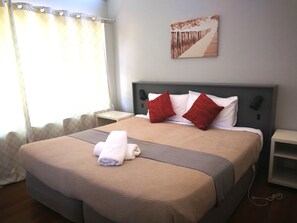 Escritorio, tabla de planchar con plancha, cunas y wifi gratis 