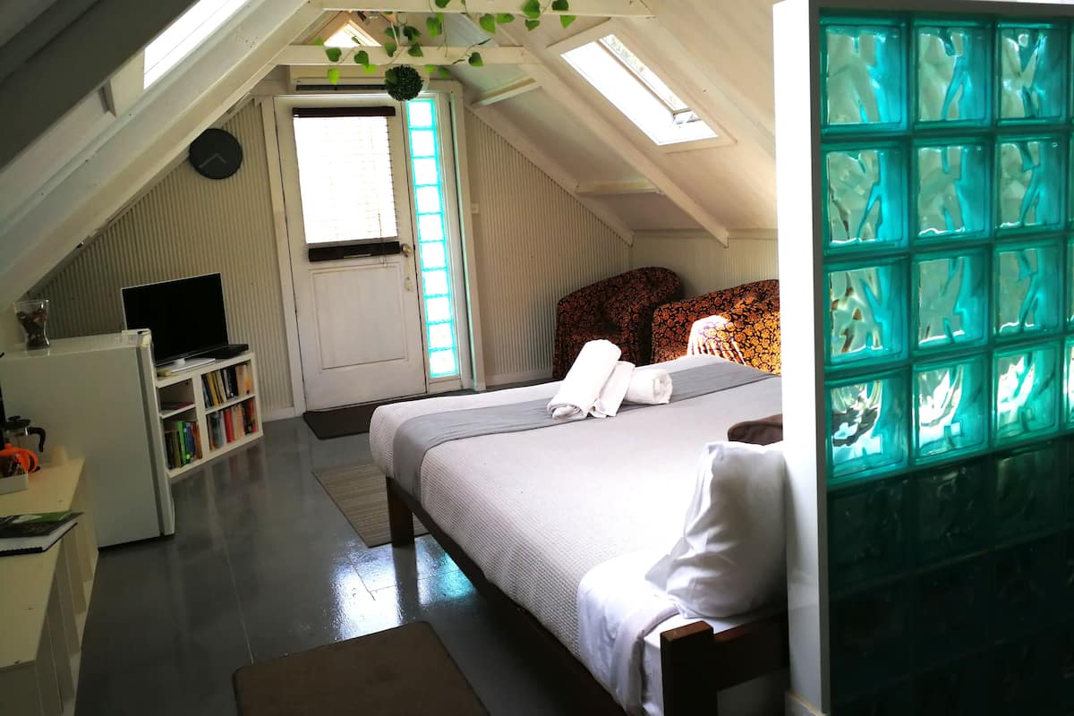 Comfort loft | Een bureau, een strijkplank/strijkijzer, babybedden, gratis wifi