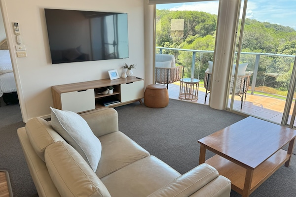 Apartment 5: Upstairs - 2 Bedrooms | Living room | 48-cm flat-screen TV with digital channels, plasma TV, Netflix