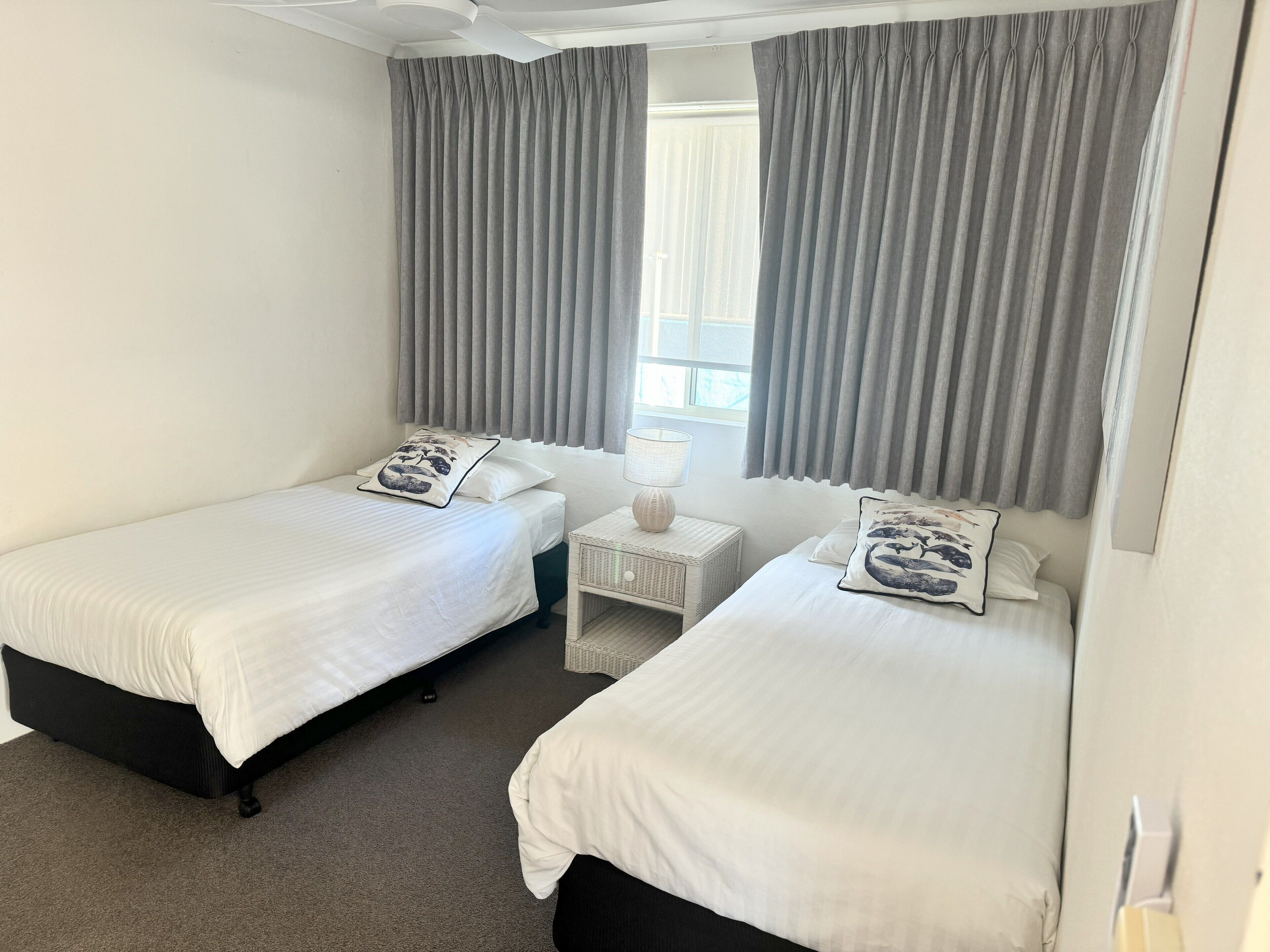 1 غرفة نوم وتجهيزات عازلة للصوت ومكواة/لوح كي وأسرّة أطفال/رضّع (مجانًا)