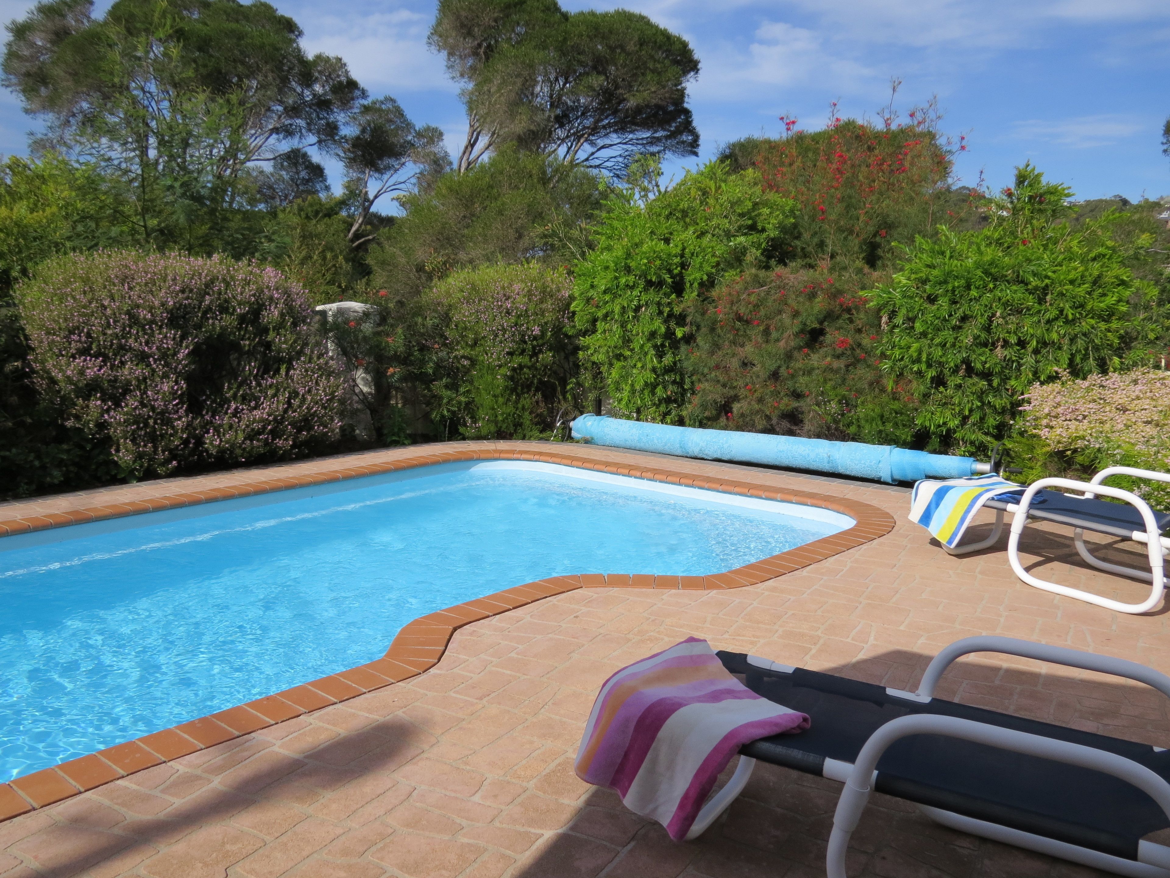 Piscine extérieure, parasols de plage, chaises longues