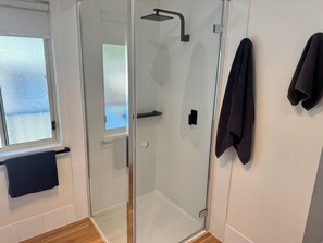 Apartment 5: Upstairs - 2 Bedrooms | Bathroom | Separate tub and shower, jetted tub, hair dryer, towels - Bluewater Apartments Merimbula (Merimbula)