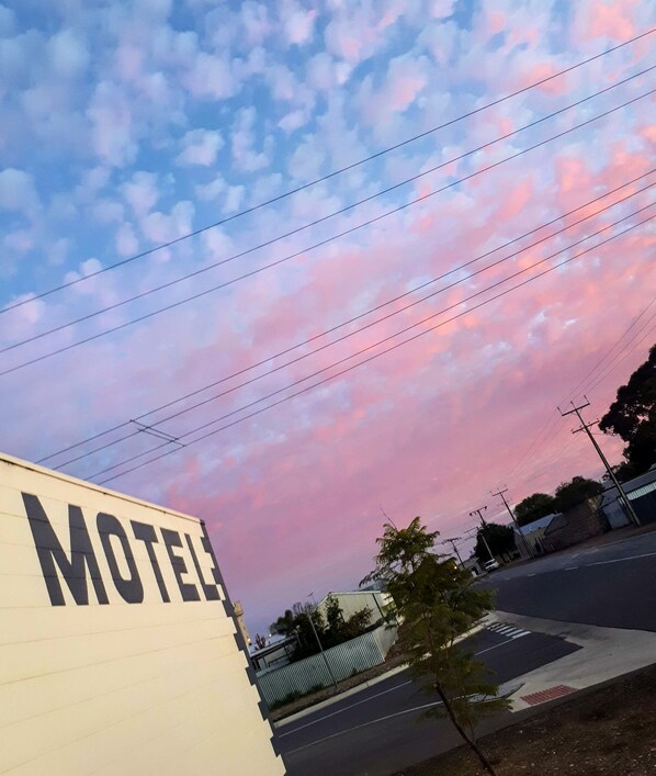 A motel with a sign, a road, and a sky with clouds. - Motel River Bend (Tailem Bend)
