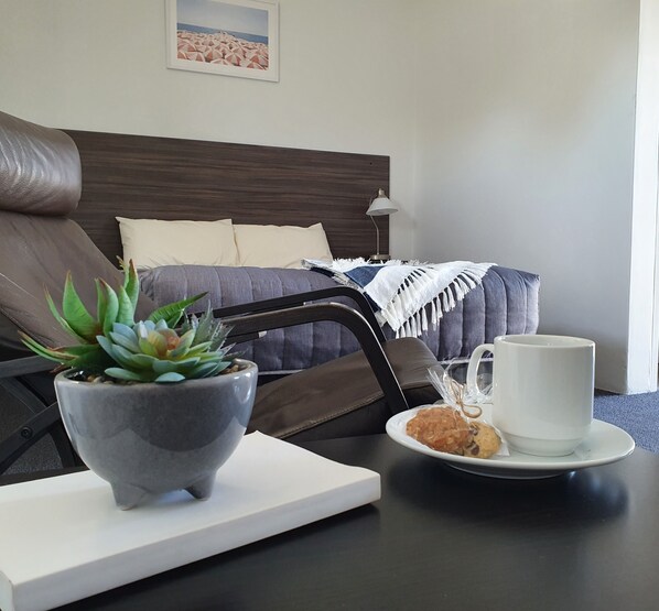 Deluxe Queen Room | Desk, blackout curtains, free WiFi, bed sheets