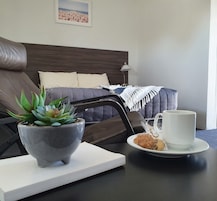 Escritorio, cortinas blackout, wifi gratis y ropa de cama