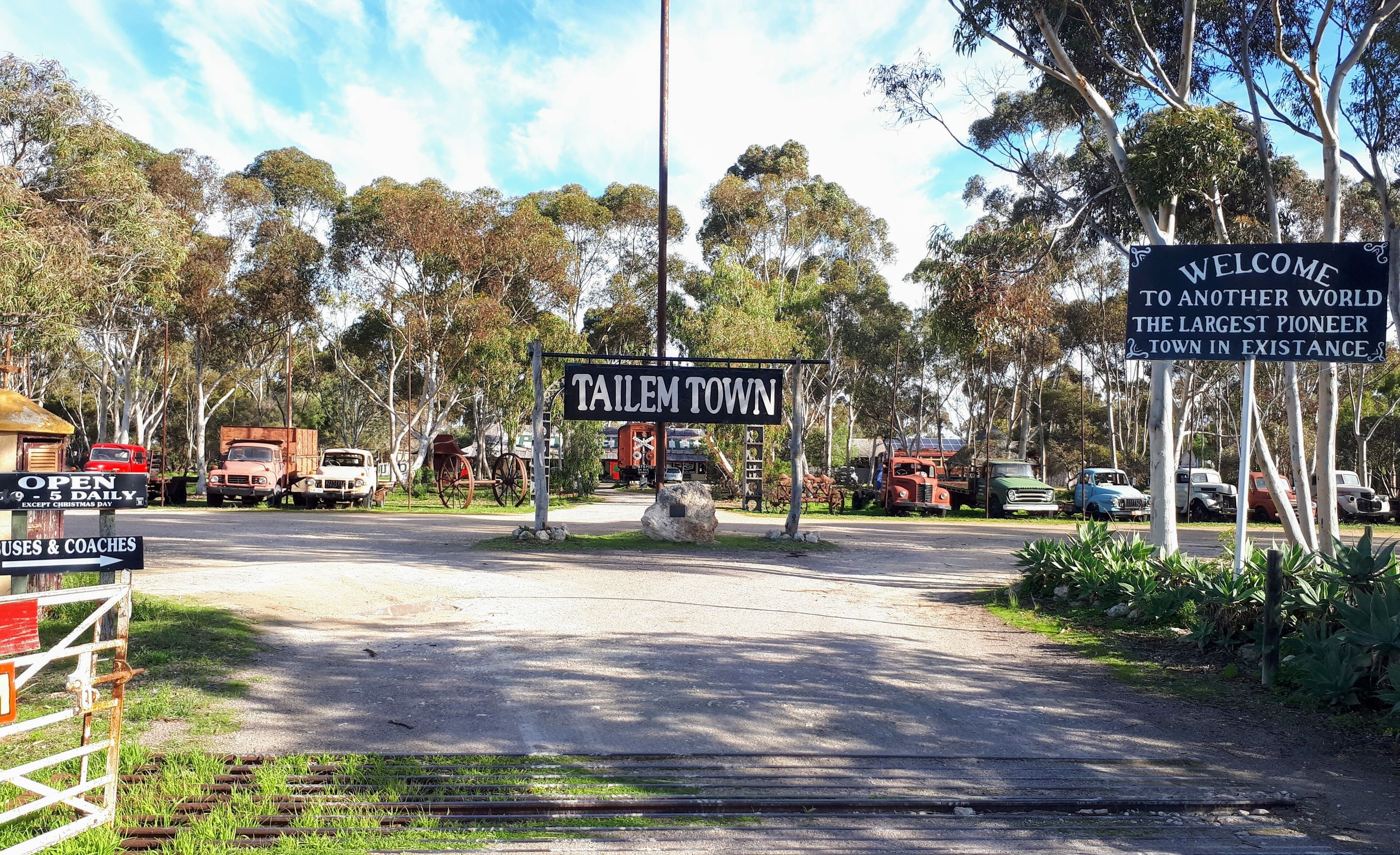 Señal de bienvenida a Tailem Town, un pueblo pionero.
