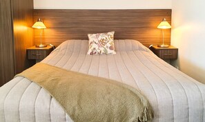 Escritorio, cortinas blackout, wifi gratis y ropa de cama 