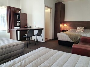 Escritorio, cortinas blackout, wifi gratis y ropa de cama 