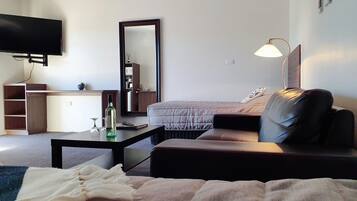Deluxe Twin Room | Desk, blackout drapes, free WiFi, bed sheets