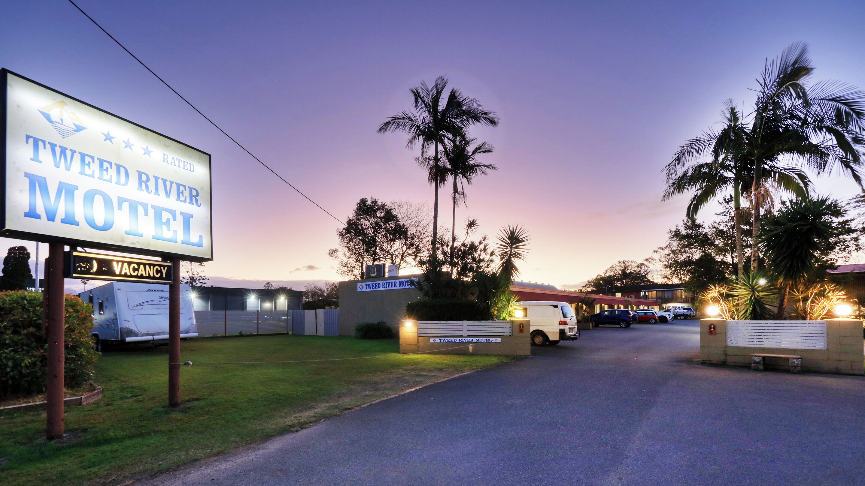 A TWEED RIVER MOTEL with a sign indicating a vacancy.