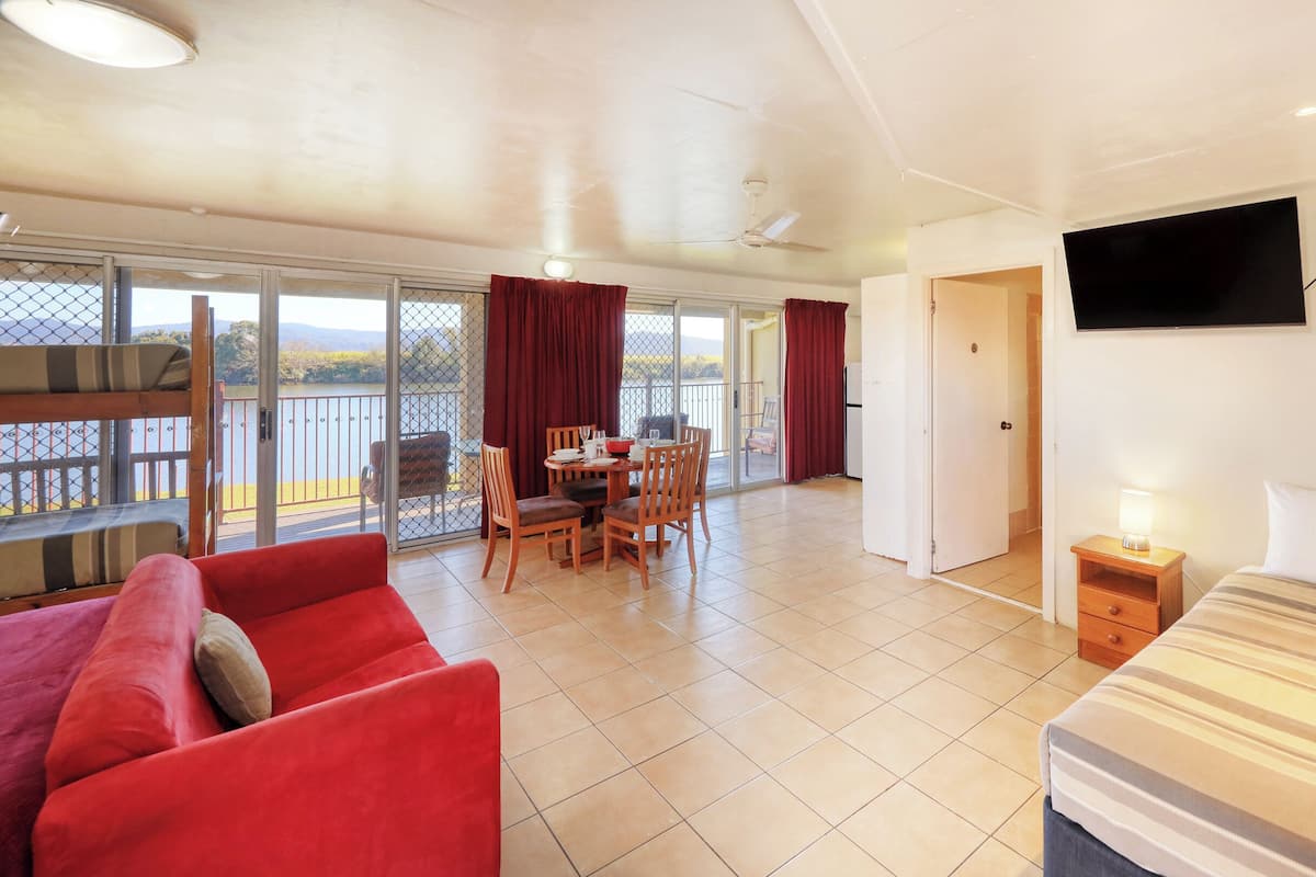 Chambre Familiale (Waterfront) | Coin séjour