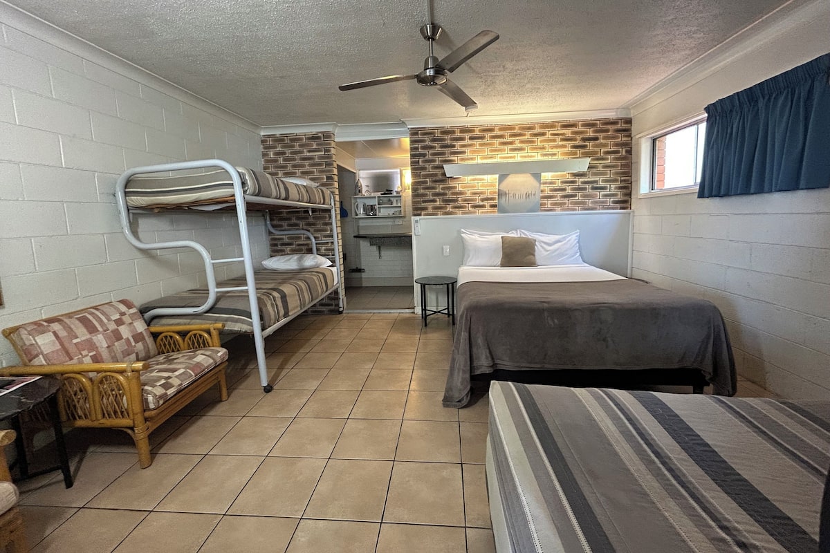 Waterfront Family Room (1 Queen, 1 Single, 1 Bunk) | Living area