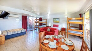 Phòng dành cho gia đình (Waterfront) | Minibar, truy cập Internet không dây miễn phí, bộ trải giường 