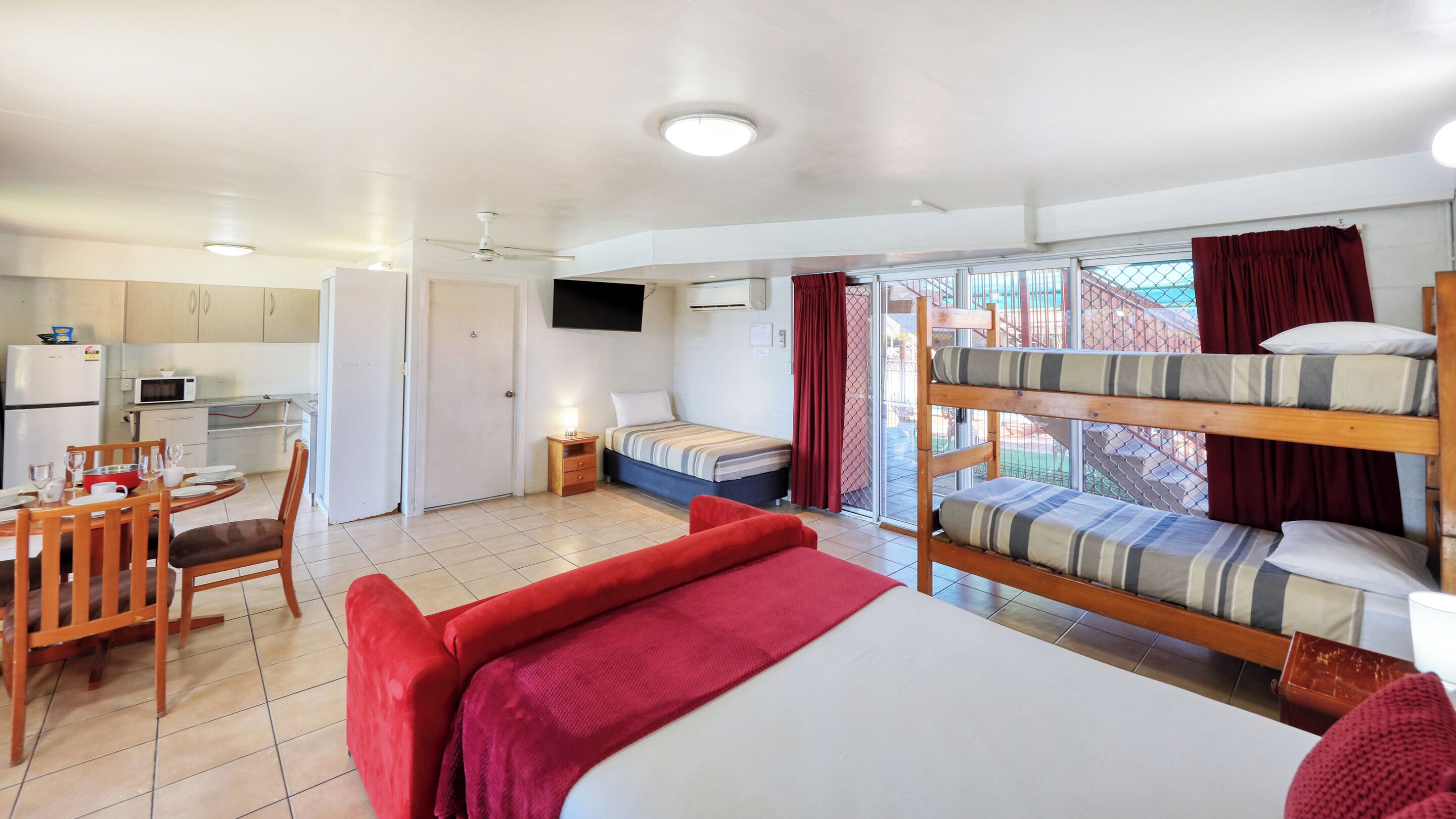 Waterfront Family Room (1 Queen, 1 Single, 1 Bunk) | Living area