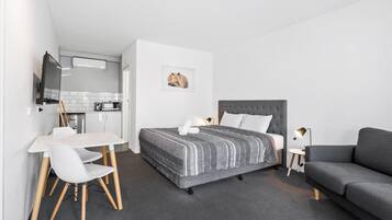 Deluxe Room, 1 King Bed, Non Smoking