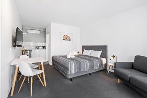 Deluxe Room, 1 King Bed, Non Smoking | Desk, laptop workspace, blackout drapes, iron/ironing board - Comfort Inn Commodore Albury (Albury)