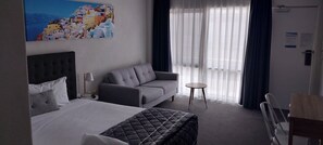 Escriptori, espai de treball apte per a portàtils i cortines opaques 