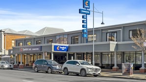 Un hotel Comfort Inn con fachada moderna, amplias ventanas y un cartel llamativo.