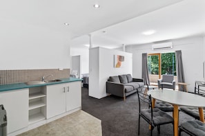 Chambre familiale, Plusieurs lits, non-fumeur | Bureau, espace de travail pour ordinateurs portables