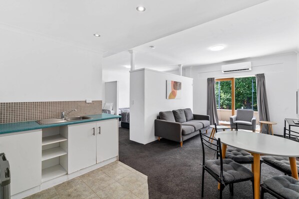 Family Room, Multiple Beds, Non Smoking | Desk, laptop workspace, blackout drapes, iron/ironing board - Comfort Inn Commodore Albury (Albury)